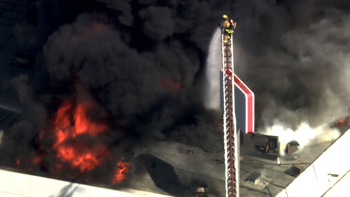 Boyle Heights @LAFD on scene major emergency fire 1300 s Soto