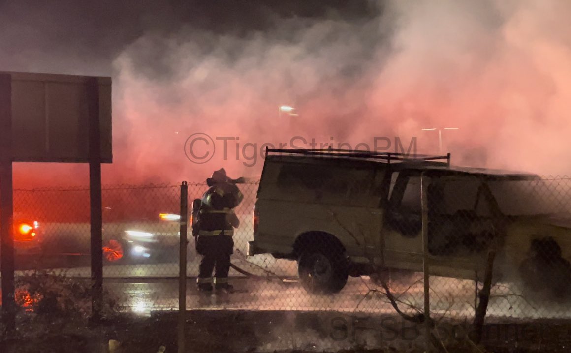 SantaClara: units are on scene of a white pick up truck that was fully involved on the shoulder of NB 101