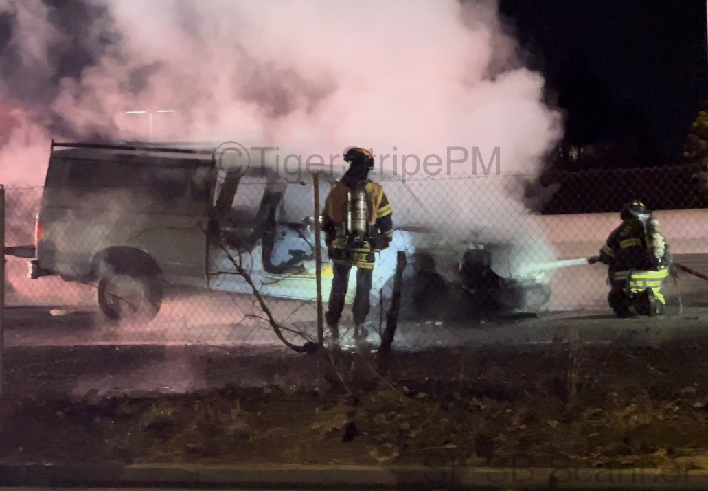 SantaClara: units are on scene of a white pick up truck that was fully involved on the shoulder of NB 101