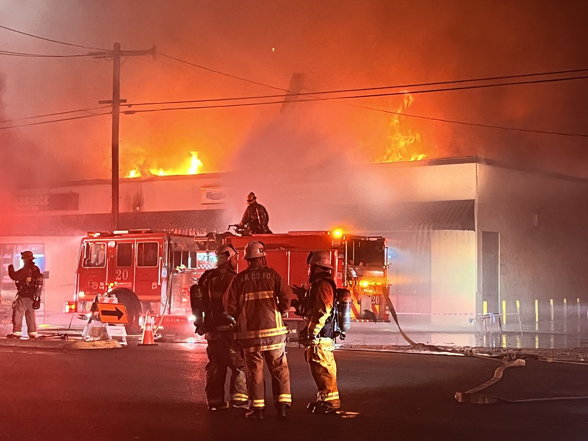 2nd-Alarm fire in Norwalk continues to burn out of control.  Building on Rosecrans near San Antonio houses several businesses including a coin laundry, nail salon and insurance/tax services. Arson investigators with @LACOFD en route.