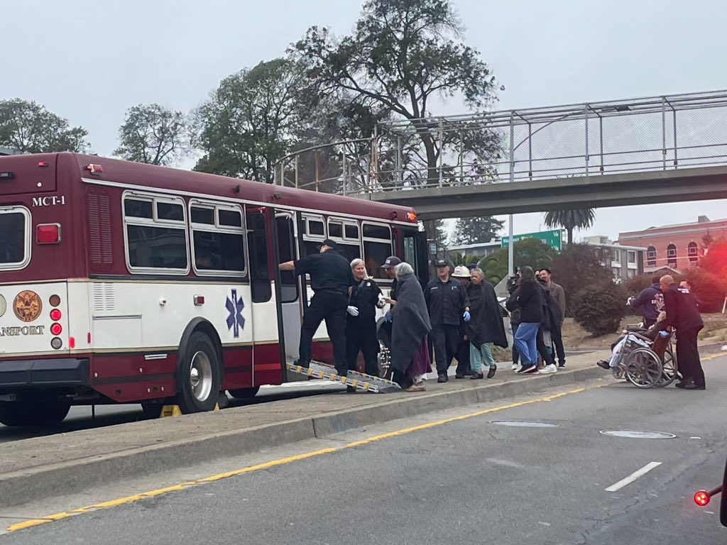 Early this morning the San Francisco Fire Department crossed the Bay to provide mutual aid to @OaklandFireCA. SFFD will be transporting nearly 80 seniors displaced by the four alarm fire at a senior living facility