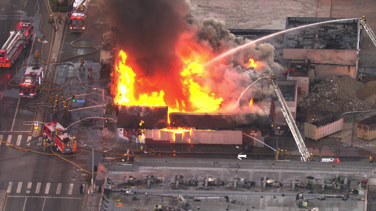 North Hollywood @LAFD MAJOR EMERGENCY FIRE at an abandoned restaurant Then small trash fires popping up are the N Hollywood area ARSON suspect in custody is it all connected The arson team will figure it out