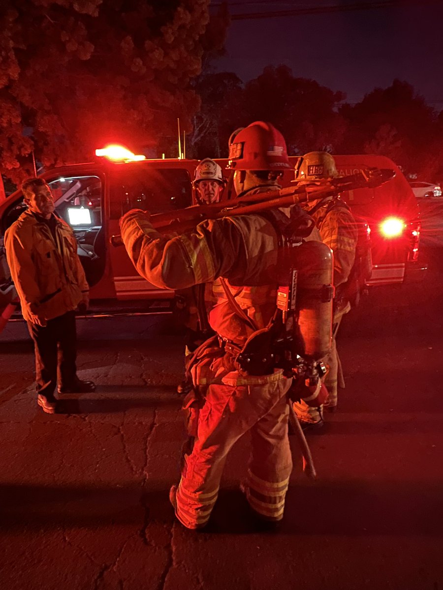 Crews knocked down a fire in a vacant building at 625 N. Grand Ave in @CityofSantaAna.  A 911 caller reported smoke from the roof shortly after 6:30 p.m.  No injuries.  Investigators on scene 