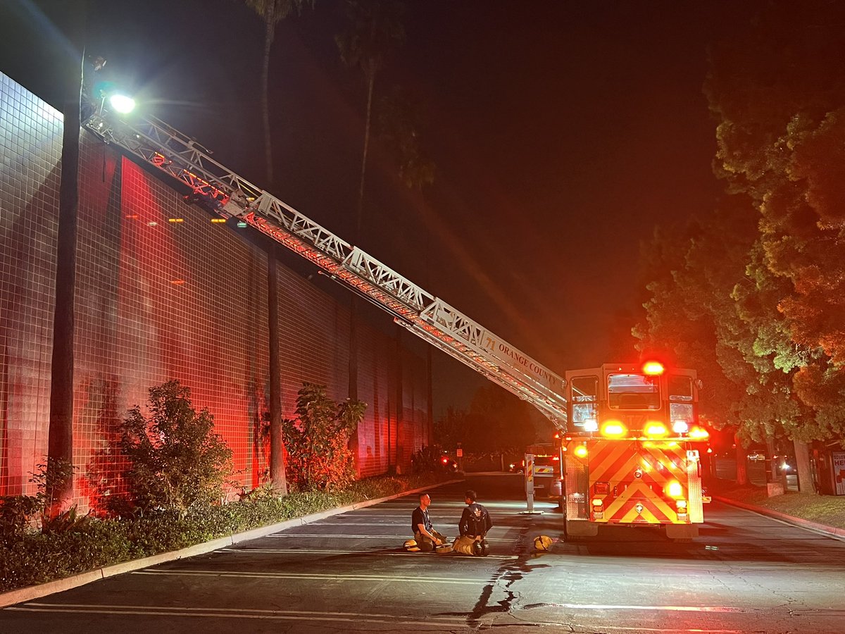 Crews knocked down a fire in a vacant building at 625 N. Grand Ave in @CityofSantaAna.  A 911 caller reported smoke from the roof shortly after 6:30 p.m.  No injuries.  Investigators on scene 