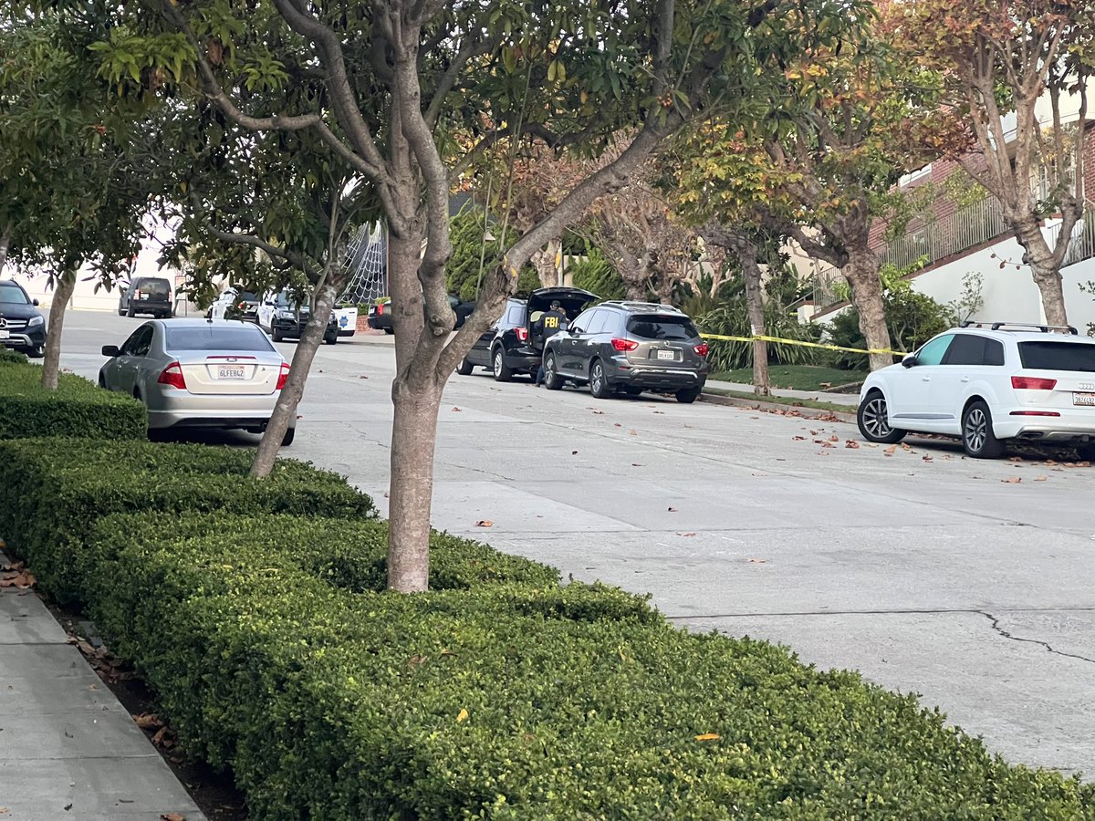 The FBI just arrived at the Pelosi home to investigate. @AP confirmed Paul Pelosi was beaten in his home with a hammer. He is expected to be okay, but is at the hospital being treated for injuries