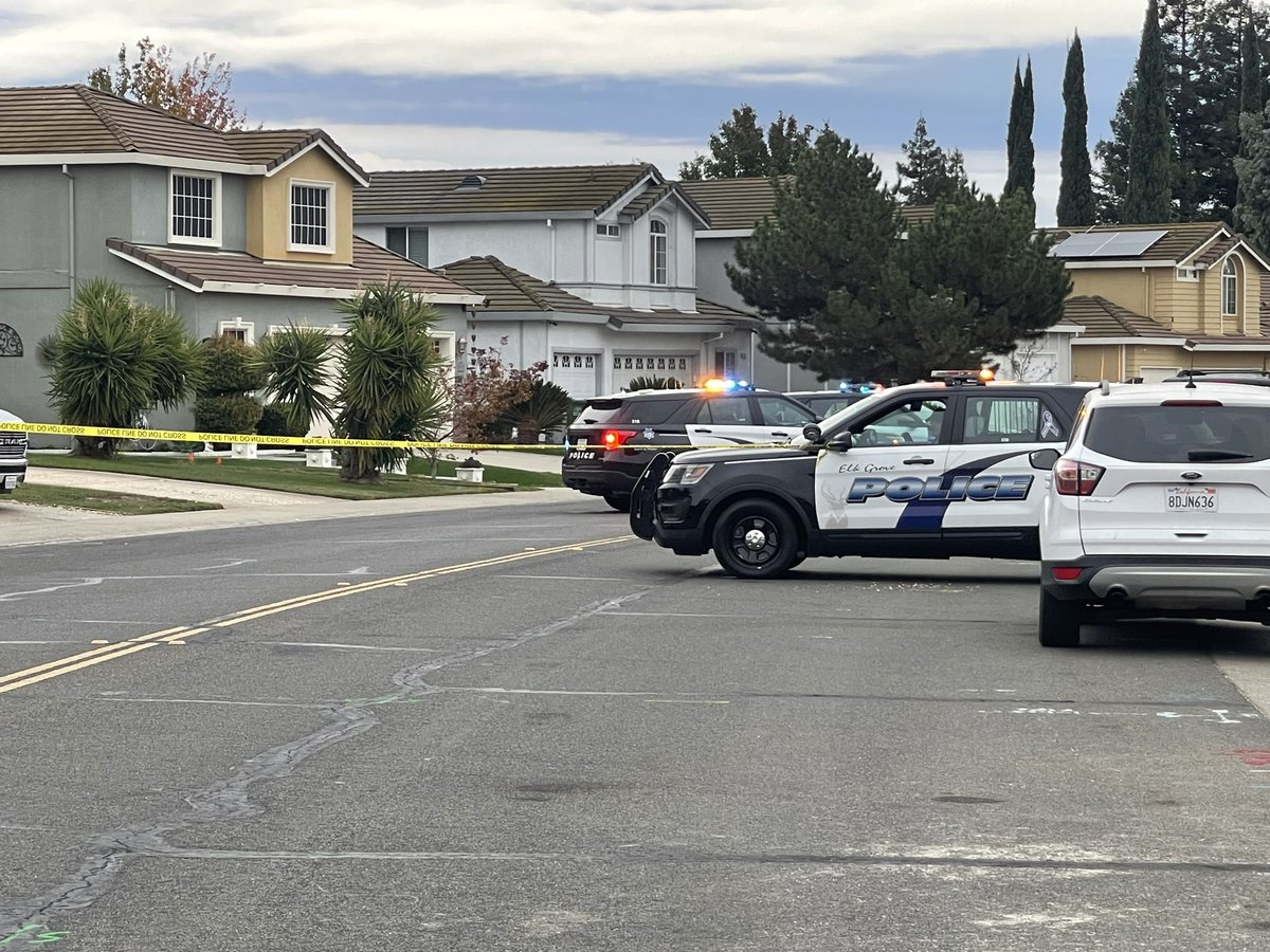 On Springhurst Drive in Elk Grove where a search is underway for a stabbing suspect. @ElkGrovePD says the victim was a family member who has been transported to the hospital with unknown injuries. Traffic in the area impacted