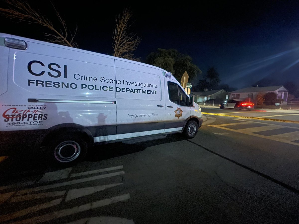 @FresnoPolice investigating a shooting in SW Fresno at Belgravia & Lotus. This is near Kirk Elem. The victim, 21 y/o man, is expected to survive. Police say suspect wearing dark clothes. He was seen running NB on Lotus