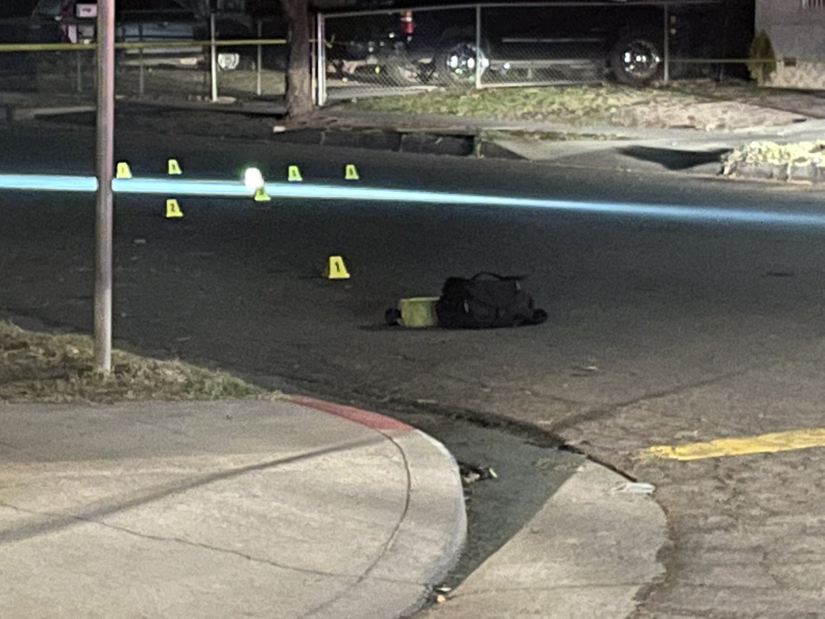 @FresnoPolice investigating a shooting in SW Fresno at Belgravia & Lotus. This is near Kirk Elem. The victim, 21 y/o man, is expected to survive. Police say suspect wearing dark clothes. He was seen running NB on Lotus