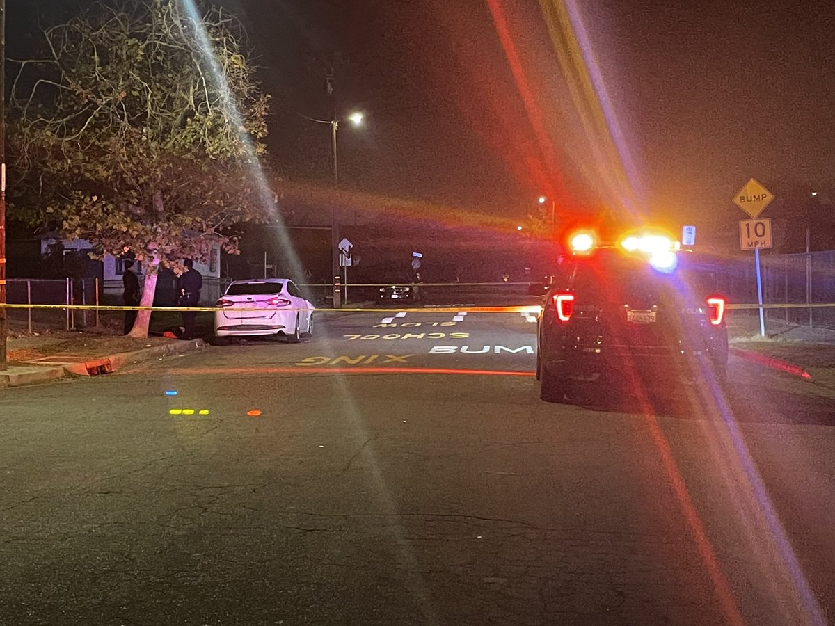 @FresnoPolice investigating a shooting in SW Fresno at Belgravia & Lotus. This is near Kirk Elem. The victim, 21 y/o man, is expected to survive. Police say suspect wearing dark clothes. He was seen running NB on Lotus