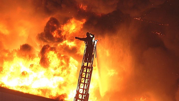 SlausonIC 2nd Alarm in a 200 x 100ft commercial building. Slauson & Soto