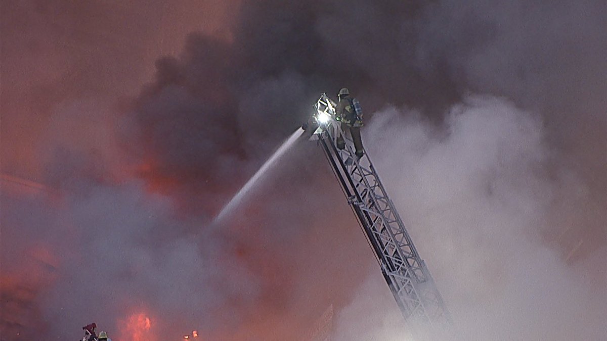 SlausonIC 2nd Alarm in a 200 x 100ft commercial building. Slauson & Soto  