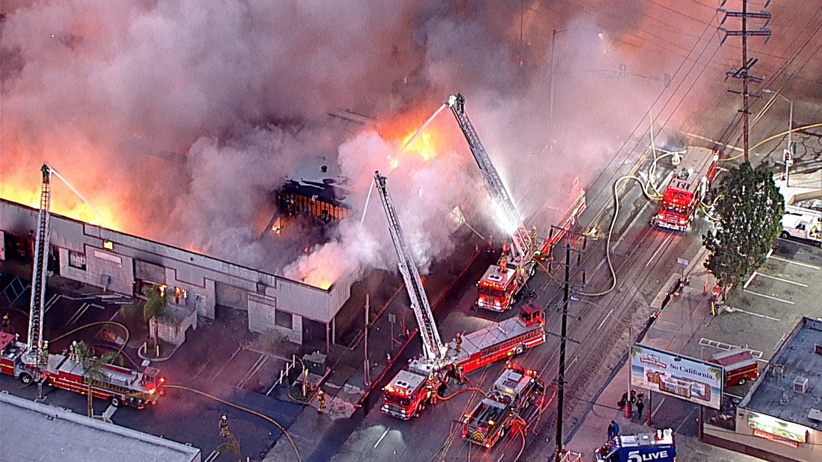 SlausonIC 2nd Alarm in a 200 x 100ft commercial building. Slauson & Soto  