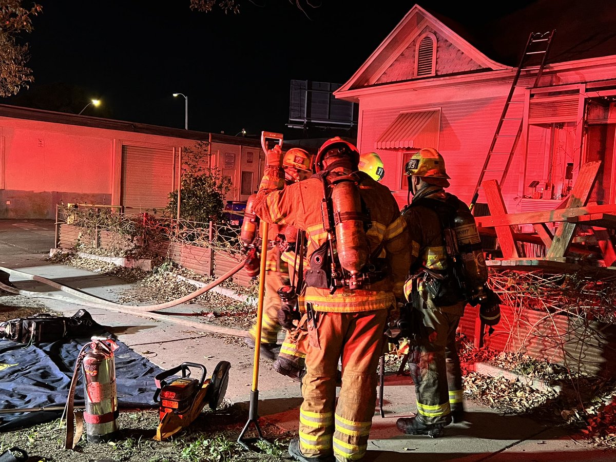 FF's knocked down a house fire with  extension into the attic & electrical wires down in just 30 min in the 100 blk of S. Orange Ave in @CityofSantaAna.  All residents evacuated after calling 911 at 7:58 p.m. Investigators on scene.