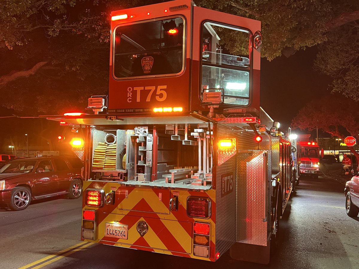 FF's knocked down a house fire with  extension into the attic & electrical wires down in just 30 min in the 100 blk of S. Orange Ave in @CityofSantaAna.  All residents evacuated after calling 911 at 7:58 p.m. Investigators on scene. 