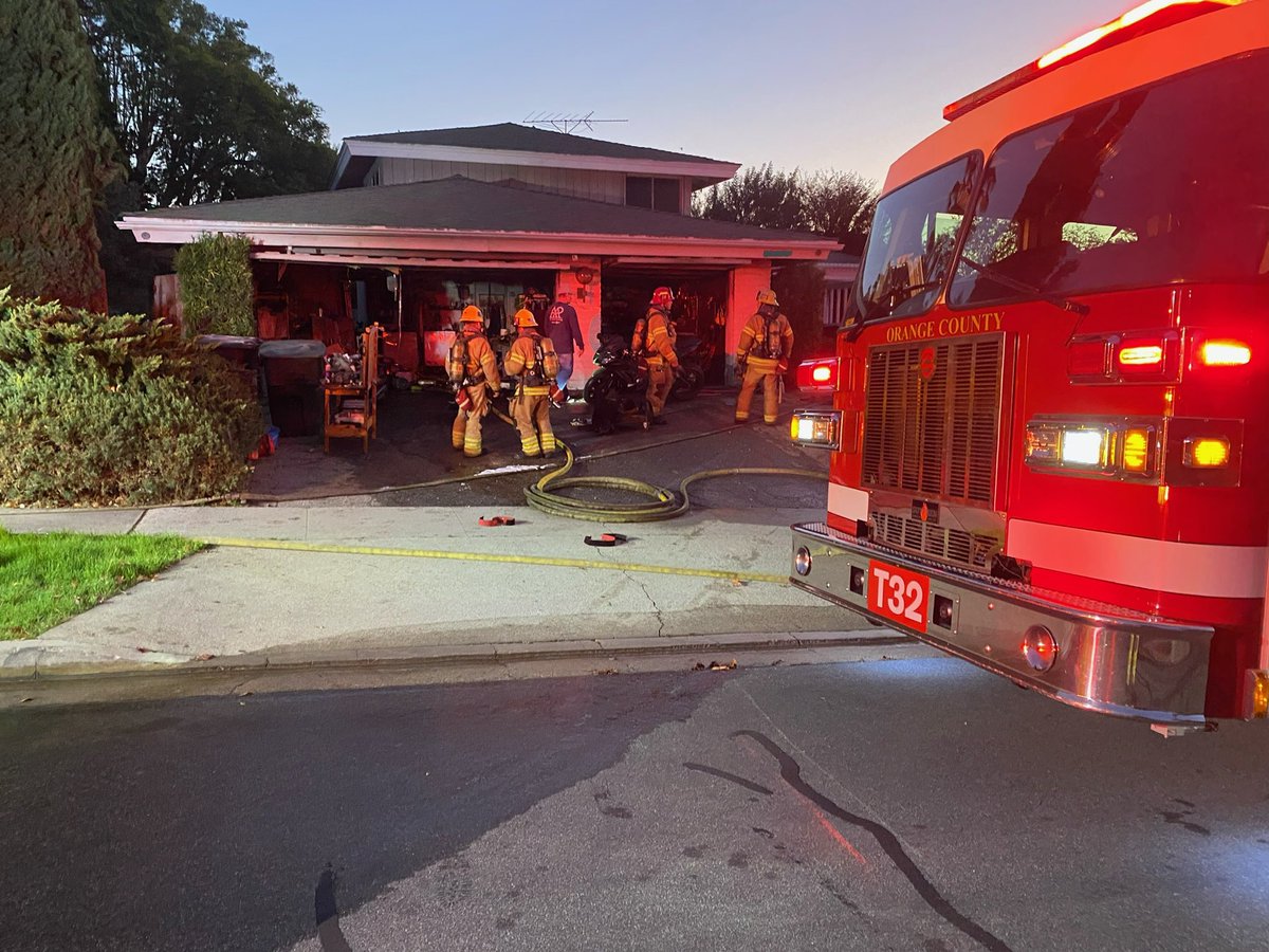 FF's knocked down a residential garage fire in the 19400 blk of Shadow Hill Dr in @YorbaLindaCity in just 8 min.- saving the home. Neighbors reported smoke at 4:40 p.m. Cause: unintentional, lighter placed too close to combustibles. No injuries.