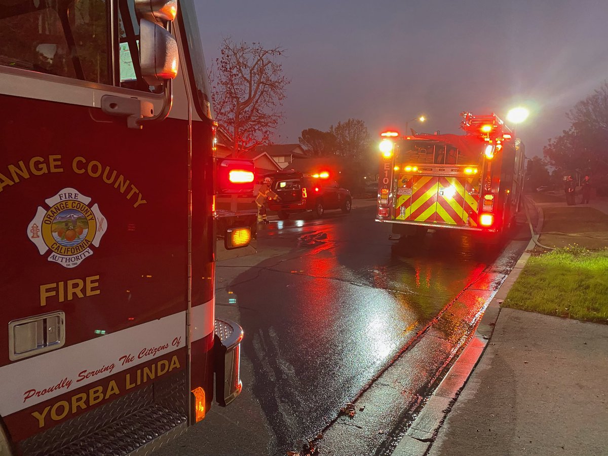 FF's knocked down a residential garage fire in the 19400 blk of Shadow Hill Dr in @YorbaLindaCity in just 8 min.- saving the home. Neighbors reported smoke at 4:40 p.m. Cause: unintentional, lighter placed too close to combustibles. No injuries. 