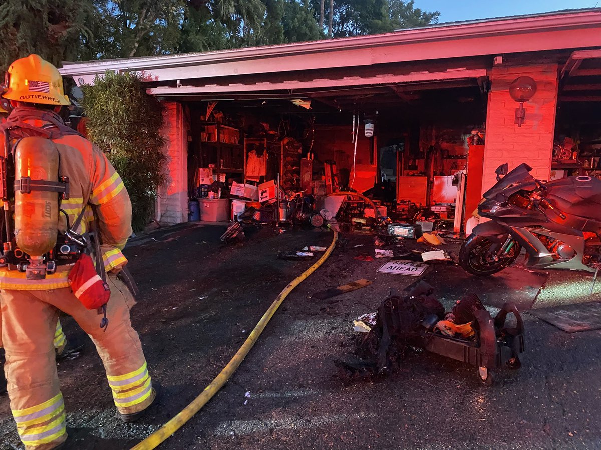 FF's knocked down a residential garage fire in the 19400 blk of Shadow Hill Dr in @YorbaLindaCity in just 8 min.- saving the home. Neighbors reported smoke at 4:40 p.m. Cause: unintentional, lighter placed too close to combustibles. No injuries. 