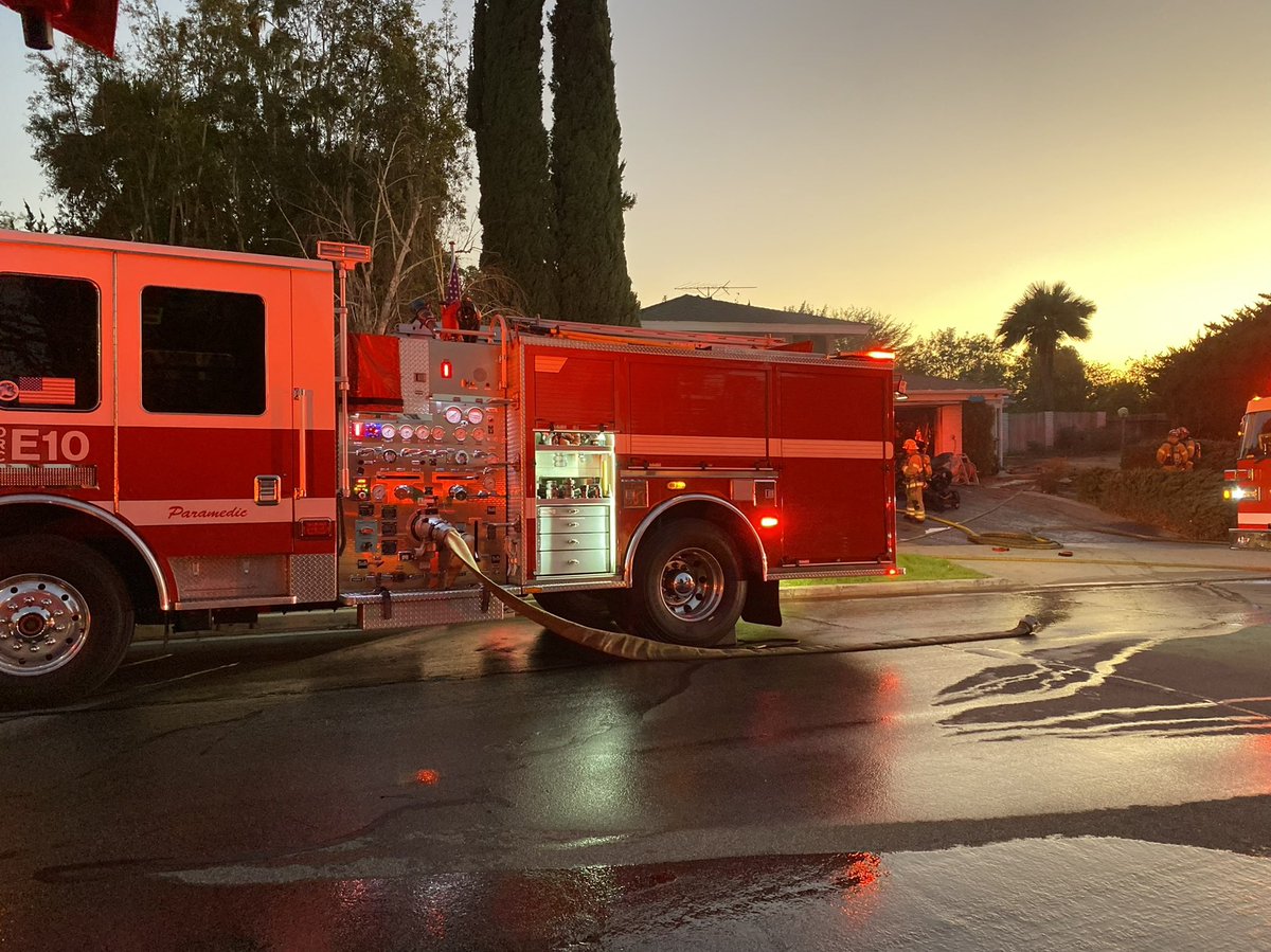 FF's knocked down a residential garage fire in the 19400 blk of Shadow Hill Dr in @YorbaLindaCity in just 8 min.- saving the home. Neighbors reported smoke at 4:40 p.m. Cause: unintentional, lighter placed too close to combustibles. No injuries. 