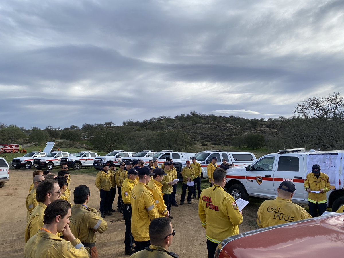 .@CALFIRESANDIEGO has started the prescribed burn just Northeast of Ramona at the Tulloch Ranch today (12/27). Smoke will be visible from Hwy 78 and surrounding areas