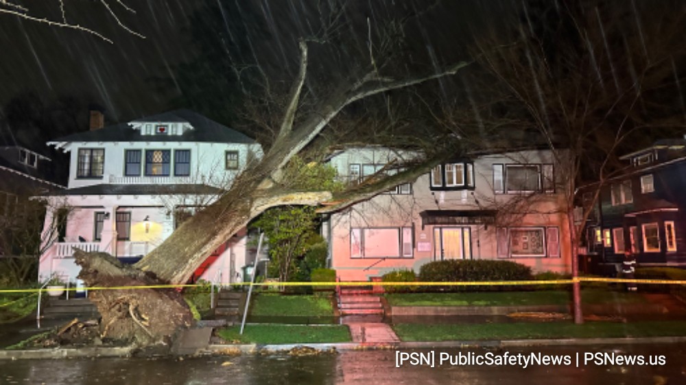 The Sacramento area is getting slammed with another round of severe weather, which has caused power.outage and several reports of downed trees.   Here's are some examples of downed trees across the area.   So far, there are no reports of serious injures