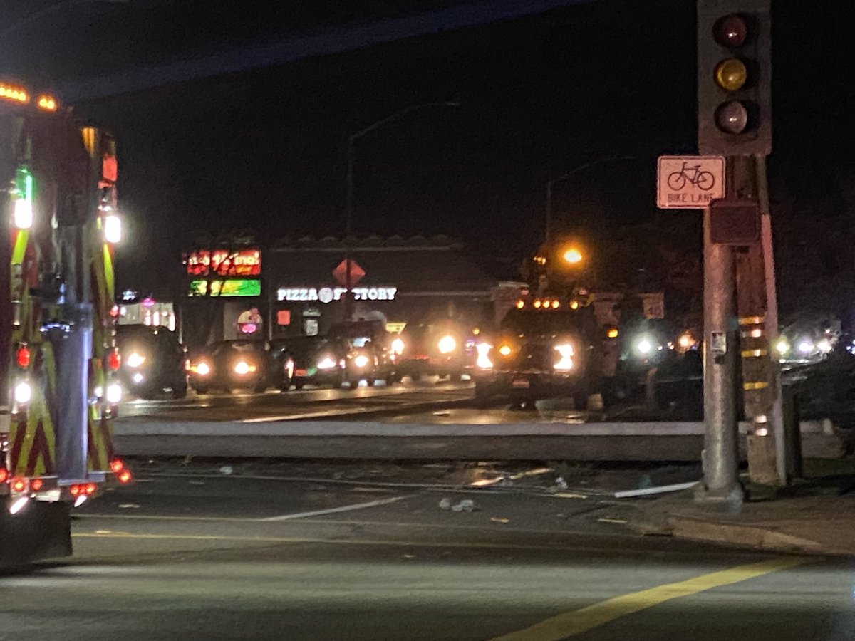 Switching to storm coverage, the intersection of N First St. & News Ave. is without power. Street lights and lamps are all out. @PGE4Me is on scene trying to repair the downed power pole