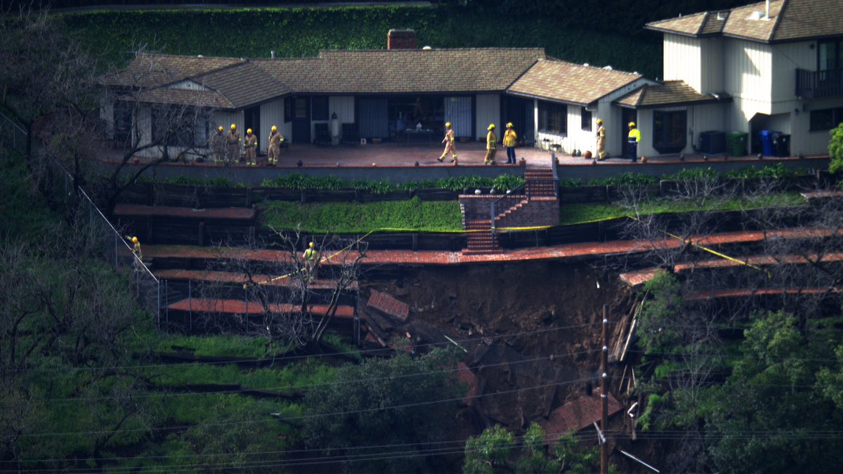 Beverly Glen a terraced hillside, collapses on to Mulholland Drive. @LAFD on scene with building and safety. Mulholland Dr closed from Deep Cyn to Coldwater Cyn 