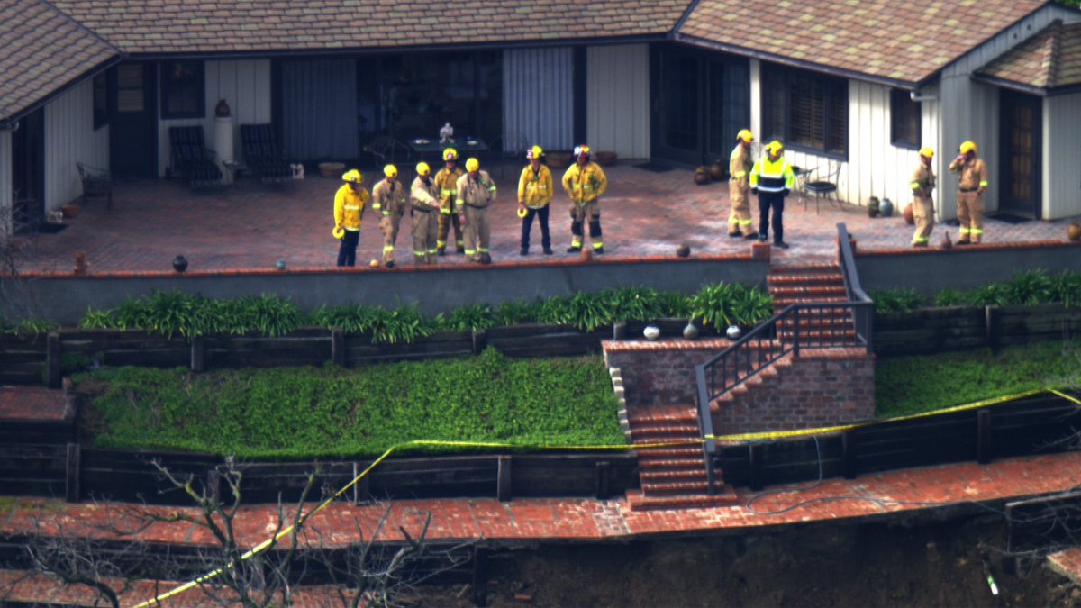 Beverly Glen a terraced hillside, collapses on to Mulholland Drive. @LAFD on scene with building and safety. Mulholland Dr closed from Deep Cyn to Coldwater Cyn 