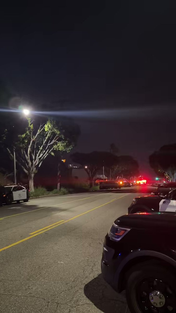 The scene from Mission near Broadway  after 3 LAPD officers shot. Suspect- armed- barricaded. We just heard officers over loud speaker telling residents in this area to stay in their homes and lock their doors