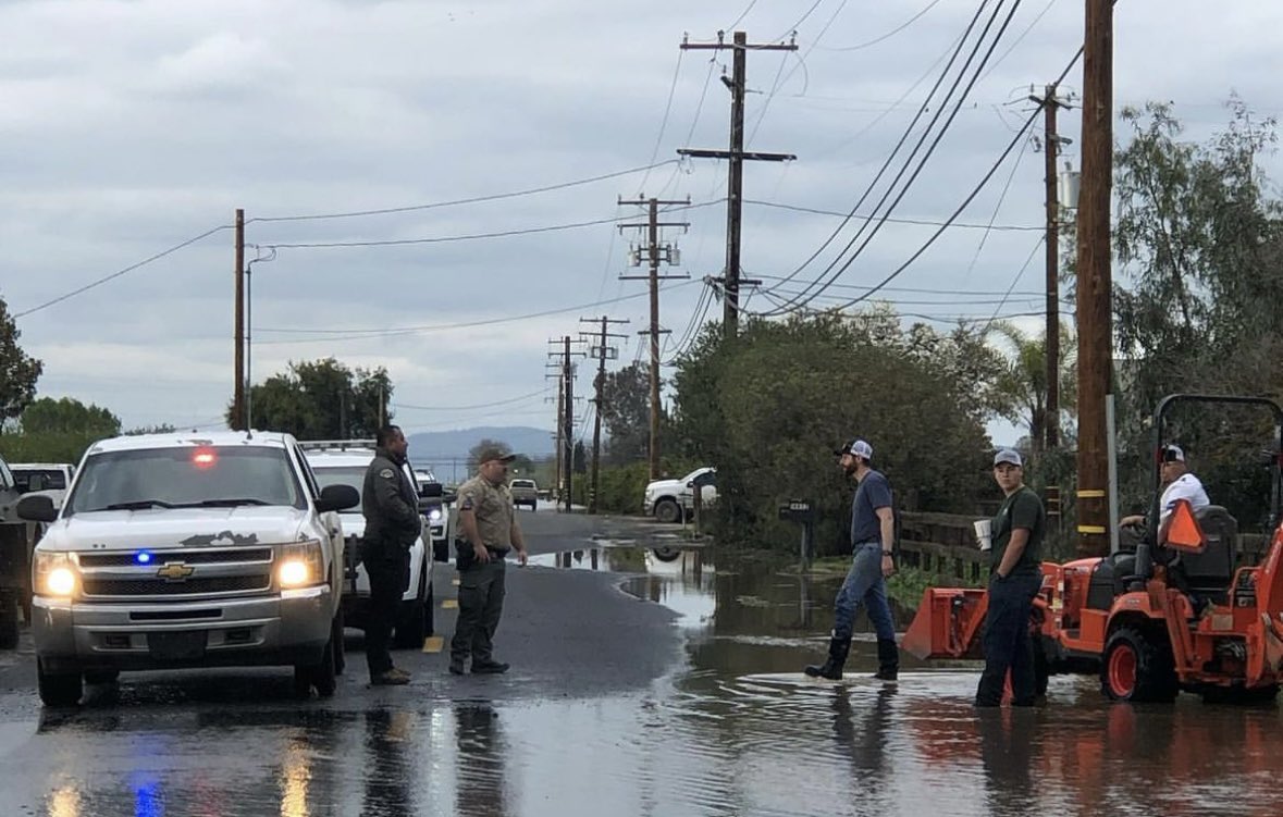 .@TulareSheriff issued a second evacuation order in Porterville for residents on Olive Ave (Ave 152) to Ave 144 & from the Friant/Kern Canal to the Tule River and Westwood St.   About 100 people are impacted by this order