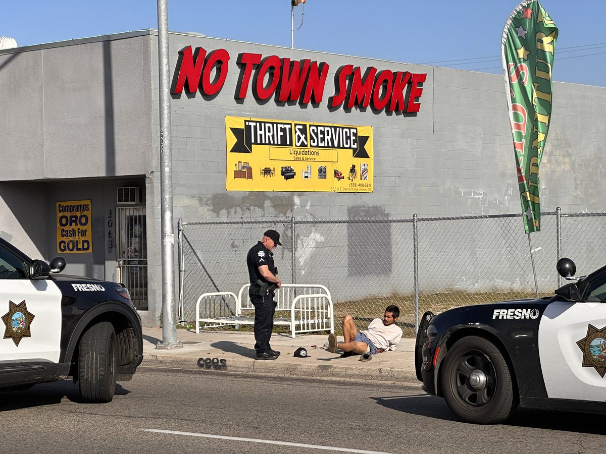 @FresnoPolice are investigating a stabbing that took place outside a smoke shop on Belmont and 1st streets. Officers were able to detain a suspect soon after arriving and the victim was taken to CRMC with unknown injuries