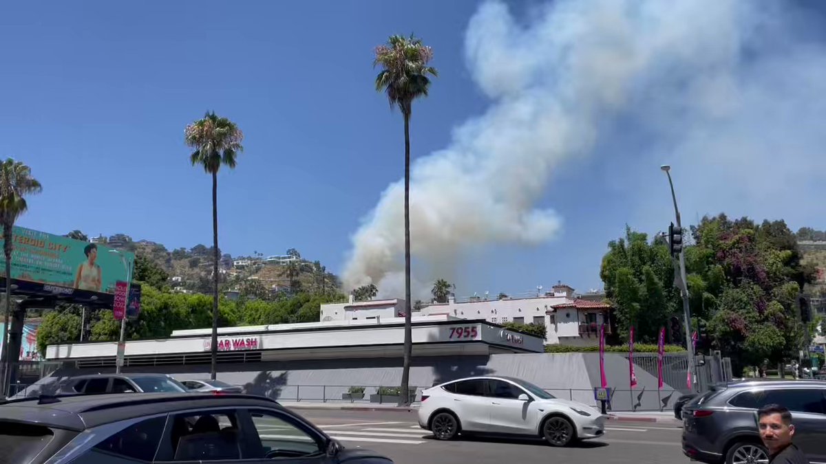 Brush fire burning off Laurel Canyon in the Hollywood Hills. @LAFD on scene with @LAFDAirOps @LAFDtalk