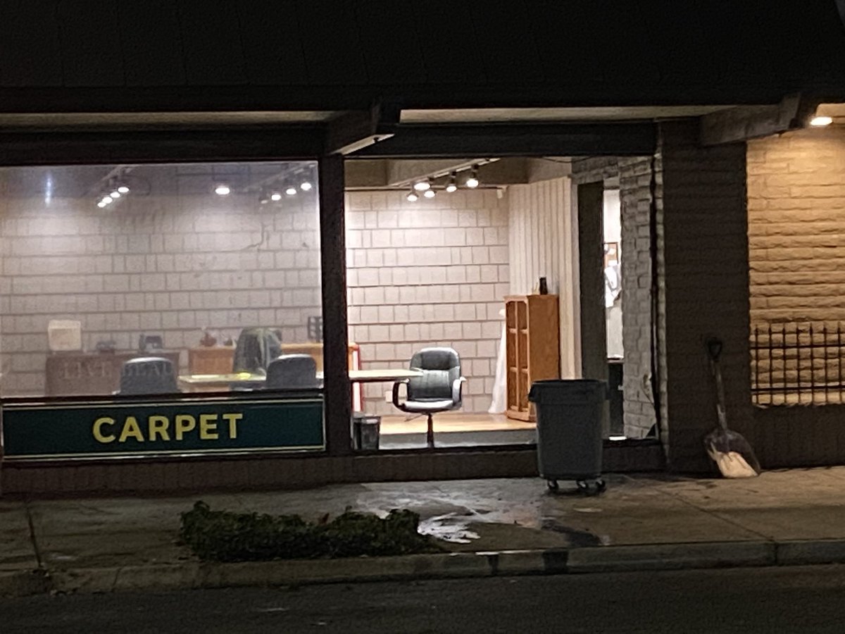 The @ModestoPolice Dept. is investigating a shooting  which police confirm is connected to a car that crashed near H and 7th streets in Modesto. A window at this flooring businesses is gone.  