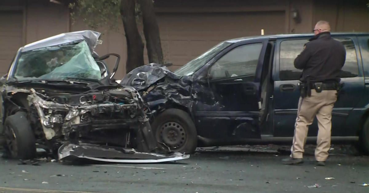 1 person killed, 3 others hurt in crash on Fair Oaks Boulevard in Carmichael