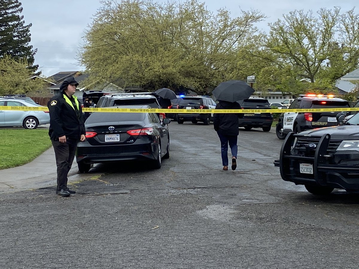 @sacsheriff is investigating after deputies shot and killed a man near Rio Linda and Elkhorn boulevards in Rio Linda. Happened just after 8:15 this morning. Family called saying the man was suicidal. Officials say he was holding a knife and approaching a deputy