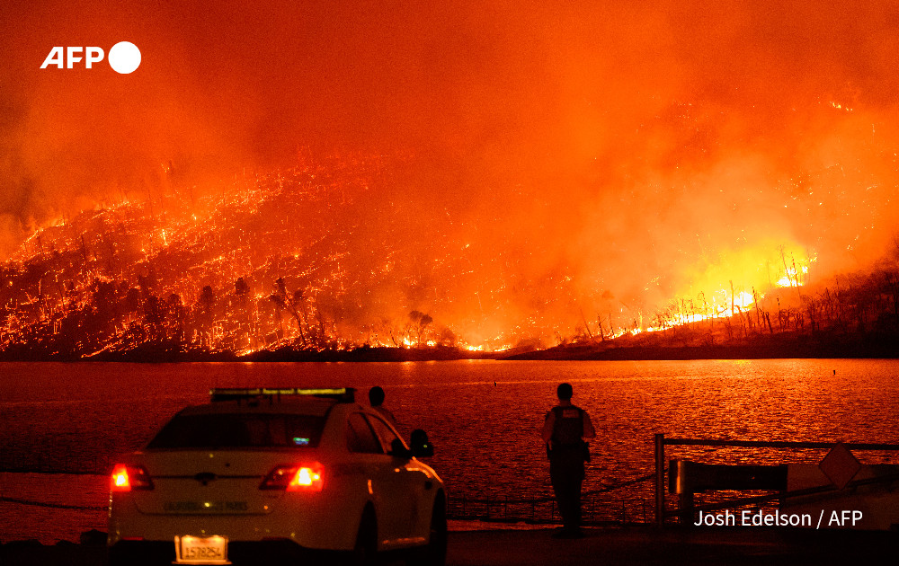 Thousands told to flee raging California wildfire.More than 3,500 acres (1,400 hectares) of grass and woodland have been consumed since Tuesday when a blaze erupted just outside Oroville