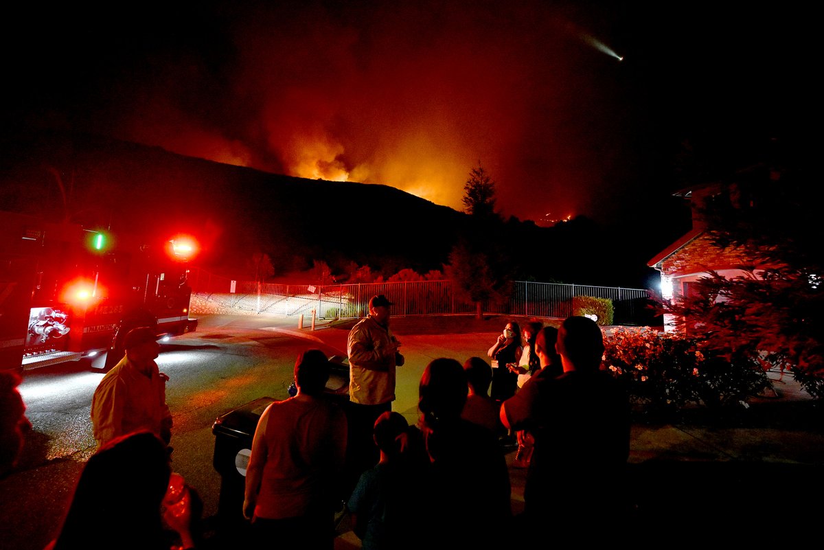 The linefire burns above homes in Highland, CA Thursday night