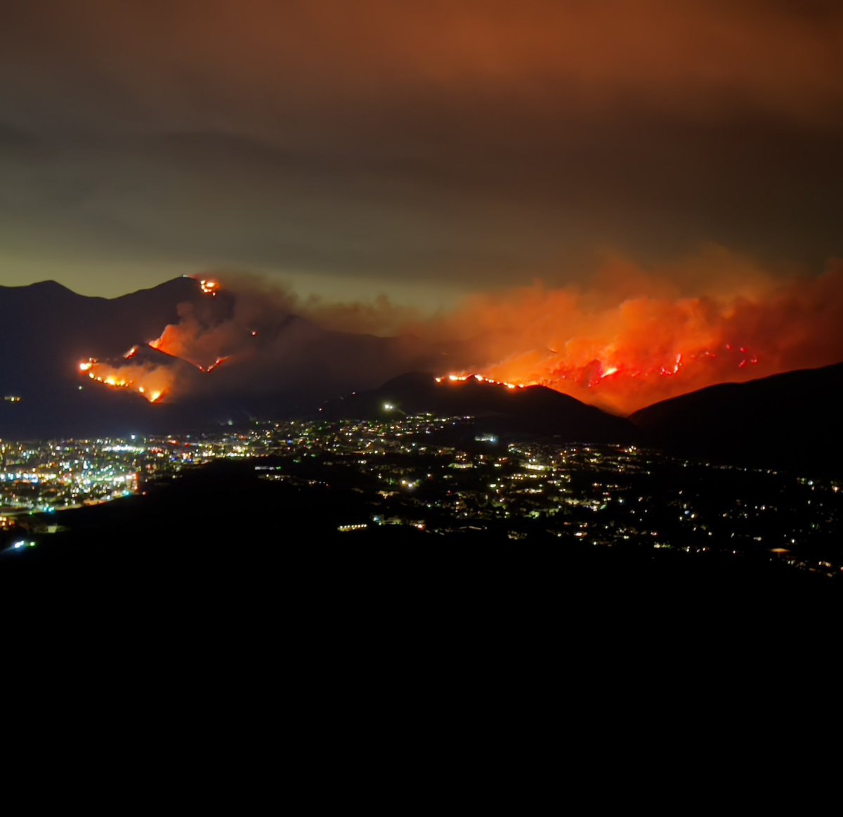 The AirportFire is continuing to light up the sky above Trabuco Canyon, CA.  @OCFireAuthority is fighting this 5,500 acre wildfire through the night, while nervous residents keep a watchful eye on the winds. Temps are hovering around 90°, as the heat wave continues