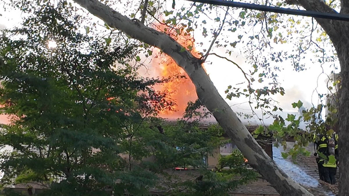 Structure Fire Midtown 600 Block of 26th Street Just before 8:30 this morning, Sacramento Fire responded to reports of a house fire on 26th Street. When crews arrived, they found that two homes were involved, with fire through the roof