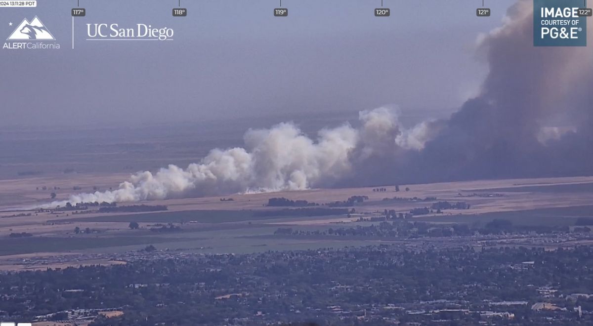 Crews battling over 850-acre vegetation fire east of Vacaville area, CAL FIRE says