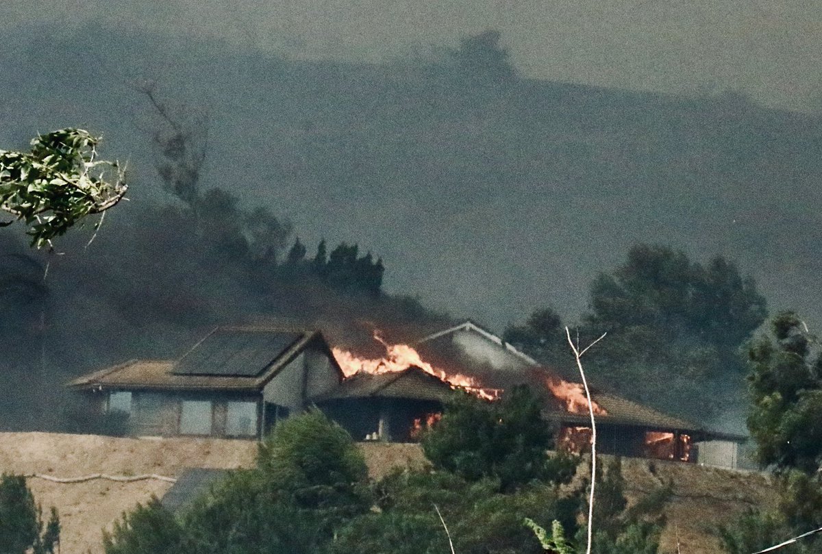 MountainFire 1500 plus acres in Ventura Cnty communities of Camarillo Springs & Somis. At least two possibly three major homes destroyed by fire others on hillsides threatened. Helicopters of limited use in fighting fire due to high winds and reduced visibility