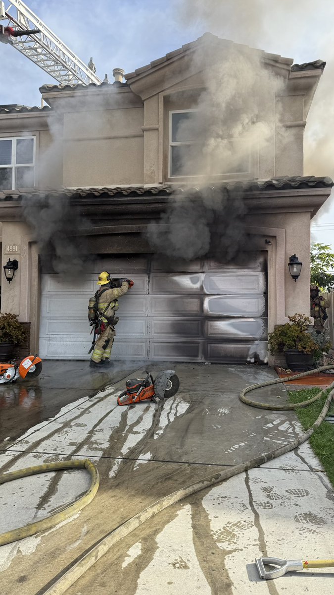 Residents called 9-1-1 at 9:31 a.m. to report their garage on fire and their cat possibly still inside their home on Partridge Circle in @CityofLaPalma. Firefighters responded quickly, preventing the fire from spreading to the house and ensuring the residents and cat were safe