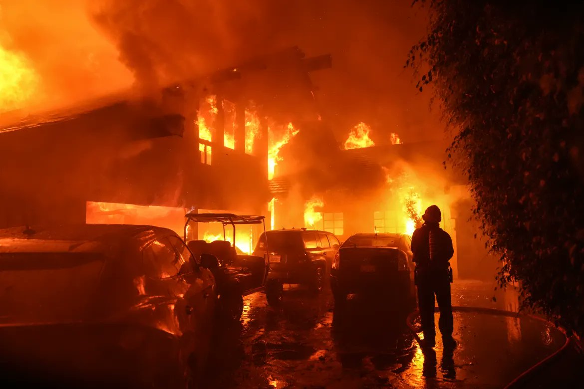 US firefighters are battling a wildfire in Malibu, California that is prompting evacuations of about 6,000 people and more than 2,000 structures