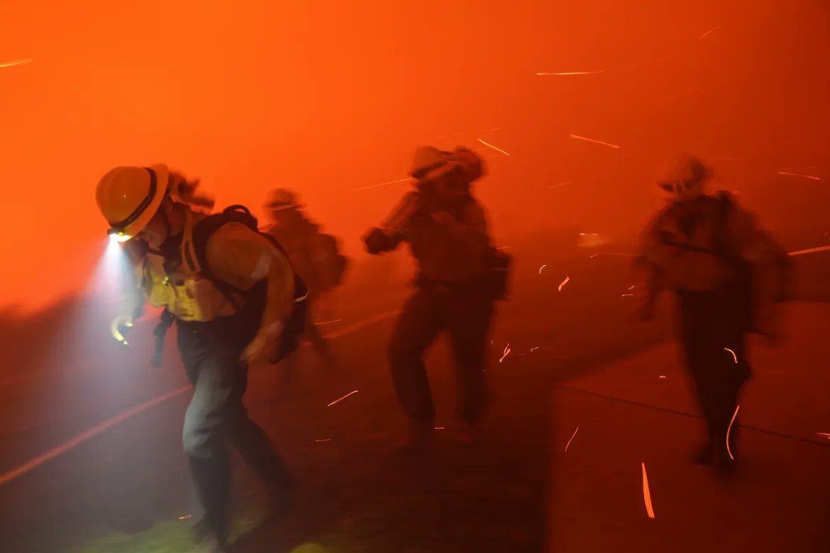 US firefighters are battling a wildfire in Malibu, California that is prompting evacuations of about 6,000 people and more than 2,000 structures