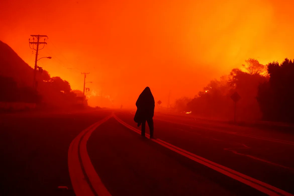 US firefighters are battling a wildfire in Malibu, California that is prompting evacuations of about 6,000 people and more than 2,000 structures