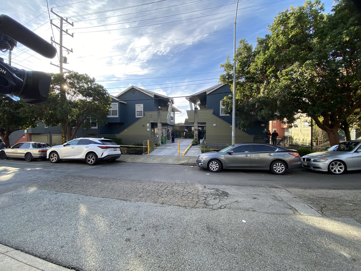 San Francisco Police confirm they are working a homicide in what appears to be an apartment off of Tompkins and Putnam. They say there is no active threat to the community at this time. A coroner’s van just arrived to the scene 