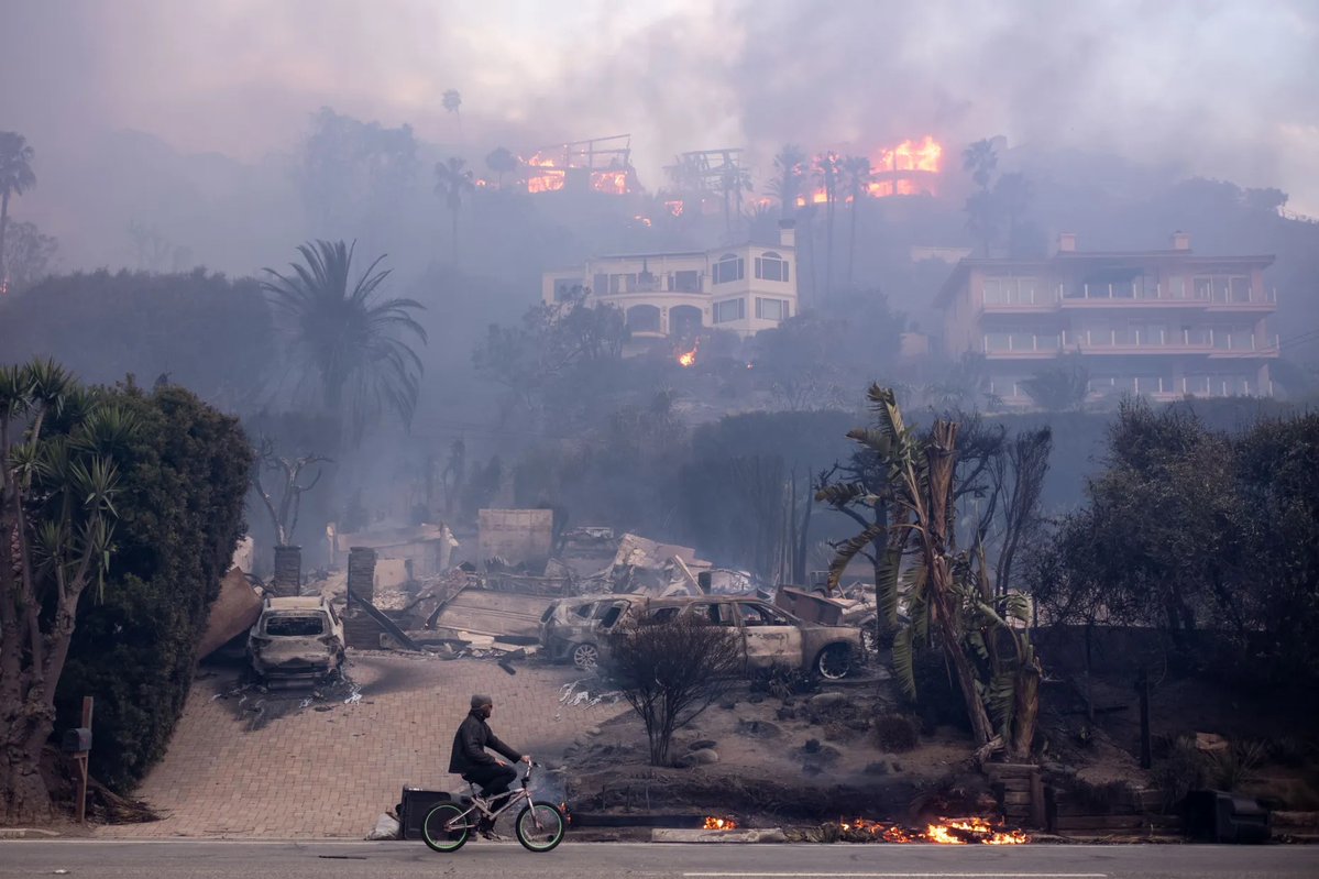 Wednesday afternoon (2:30 p.m.) update on LA County fires: -Palisades fire explodes to 15,800 acres — 1,000 structures destroyed -Eaton fire burns 10,600 acres — 100 structures burned and 2 dead Containment remains at 0% for both fires