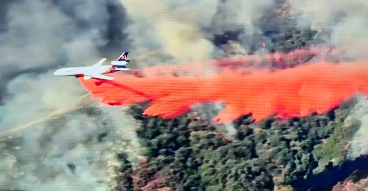 PalisadesFire Tanker 914 making a drop in Mandeville Canyon. 