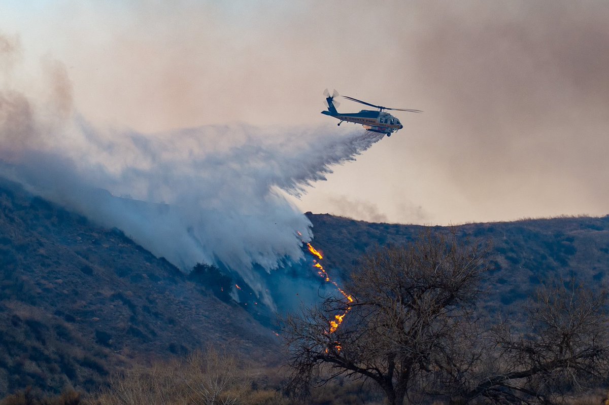 HughesFire  captured by LACoFD Photographer Doug Morrison.The wildfire has grown to 10,176 acres with 14% containment. LACoFD FFs remain assigned to the Hughes, Eaton & Palisades fires.We commend all first responders for your dedication in protecting residents & communities