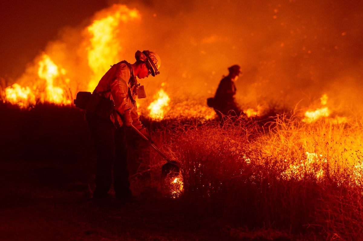 HughesFire  captured by LACoFD Photographer Doug Morrison.The wildfire has grown to 10,176 acres with 14% containment. LACoFD FFs remain assigned to the Hughes, Eaton & Palisades fires.We commend all first responders for your dedication in protecting residents & communities