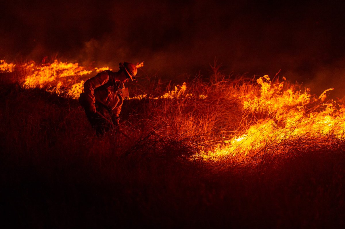 HughesFire  captured by LACoFD Photographer Doug Morrison.The wildfire has grown to 10,176 acres with 14% containment. LACoFD FFs remain assigned to the Hughes, Eaton & Palisades fires.We commend all first responders for your dedication in protecting residents & communities